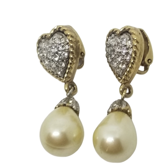 CAROLEE VINTAGE GOLDTONE CRYSTAL HEART & FAUX PEARL DROP CLIP ON EARRINGS - Picture 4 of 6